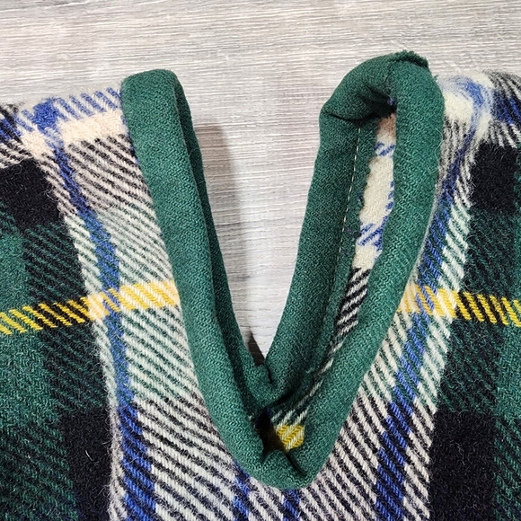 VINTAGE Virgin Wool Made In Scotland Plaid Tartan Blanket Poncho Tassels - Picture 9 of 16